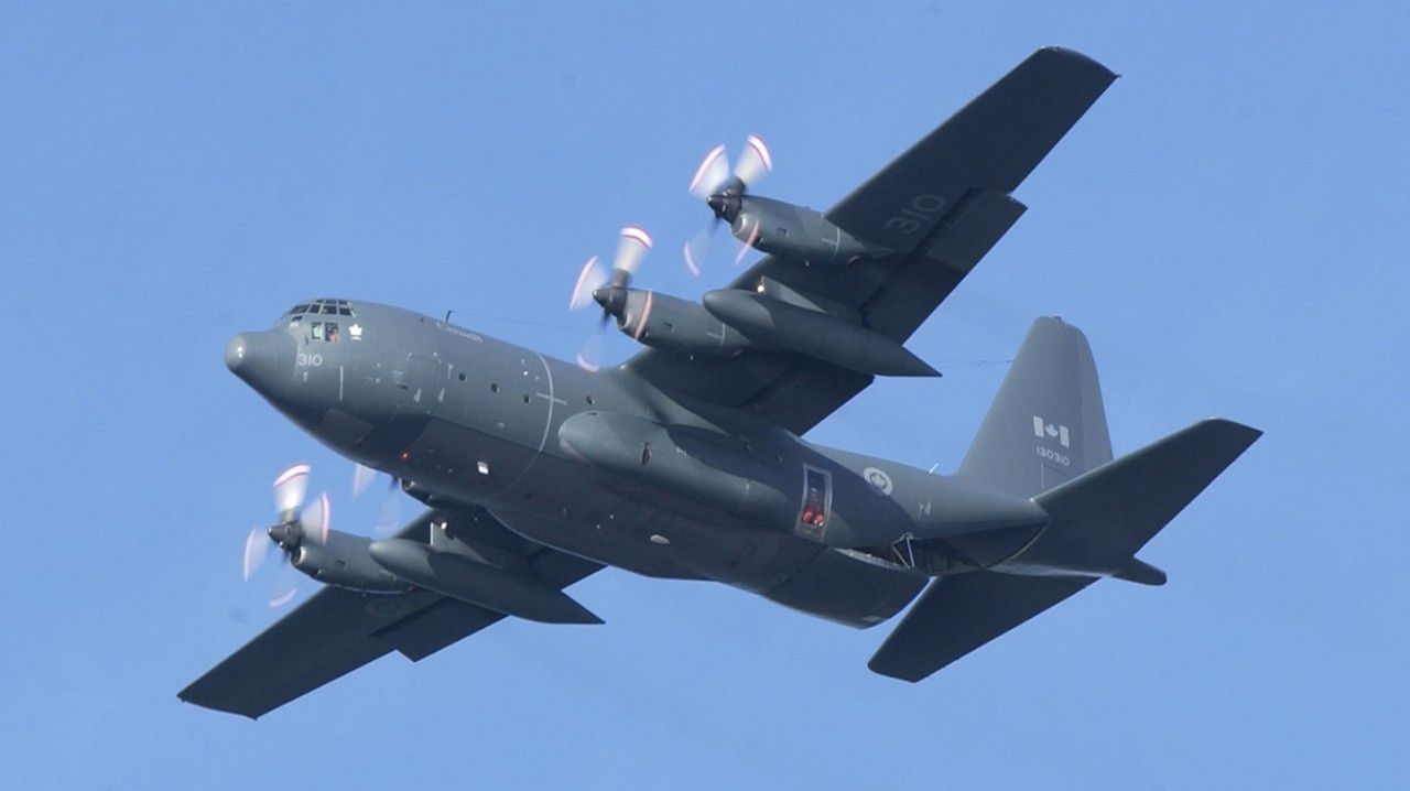 Hercules aircraft on the tarmac in Hay River, evacuees to arrive no ...